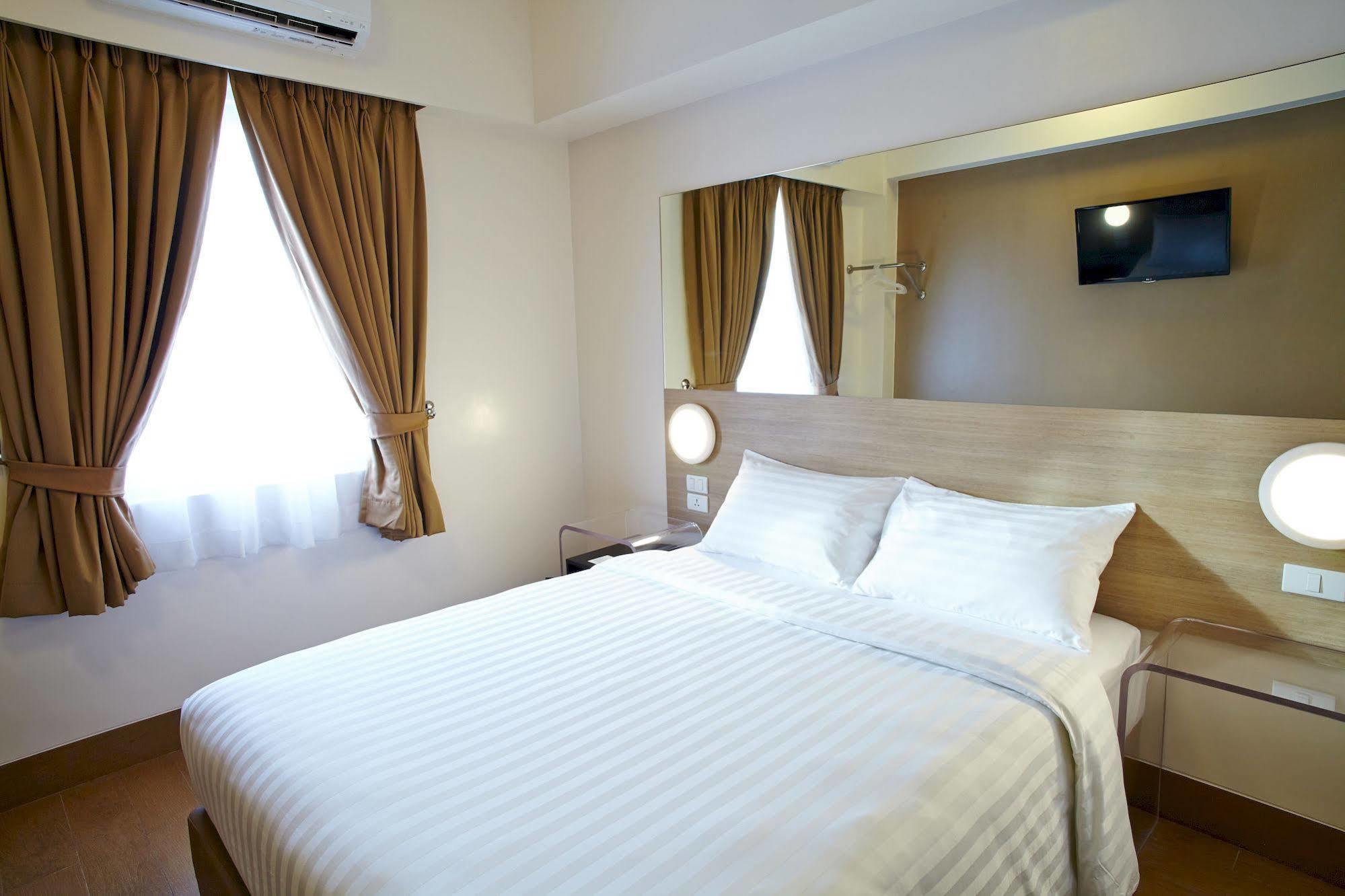 Red Planet Quezon City Timog Exterior photo